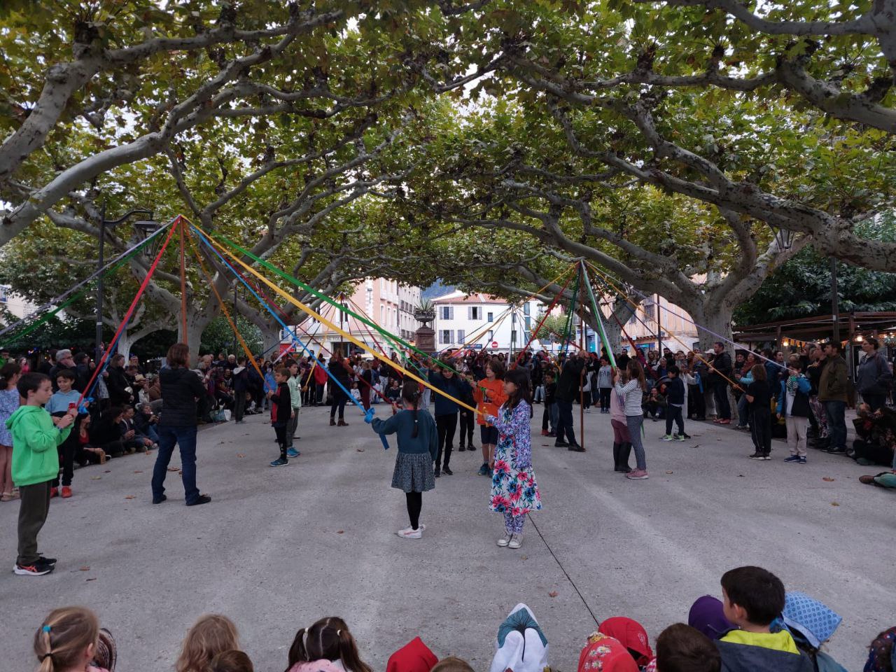 Celebrem l'espectacle de la Castanyada a la plaça de Prada